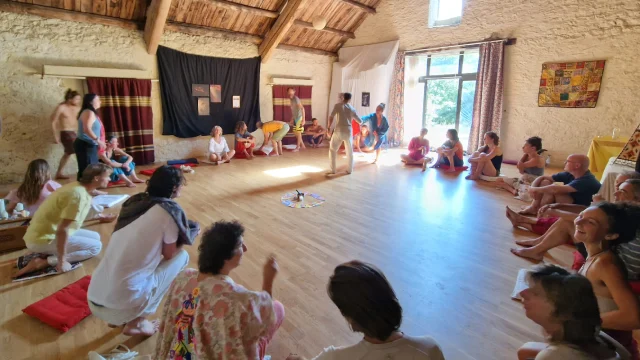 Atelier Connexion à Soi lors d'un festival, danse intuitive et partages authentiques.