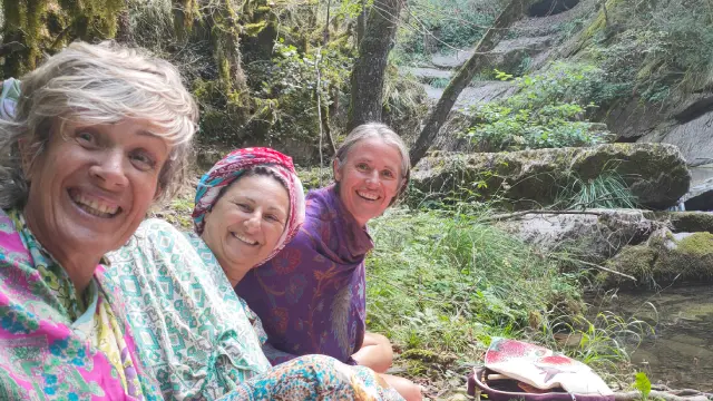 Retraite Connexion à Soi (animée par Zoé Leduc) pour trois femmes, sortie à la cascade et à la rivière, connexion à l'eau et à la nature, musique en pleine nature et relaxation au son de l'eau.