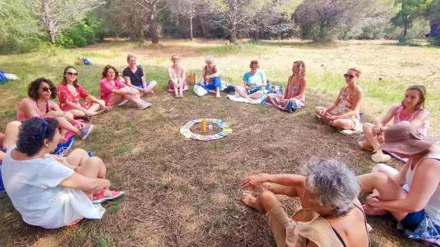 Cercle de 13 femmes en pleine nature au bord de la mer pendant la retraite Connexion à Soi (animée par Zoé Leduc) et Yoga sur les îles de Lérins (Alpes Maritimes).